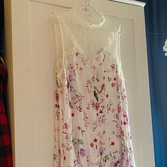 TORRID 
2X FLORAL PRINT LACE INSET CREPE TANK TOP - Picture 2 of 6